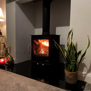 Mazona Rye Eco 7kW Multifuel Woodburning Stove, Freestanding, Eco Design Approved, Defra Approved with flames and log burners in fire place/ living area setting