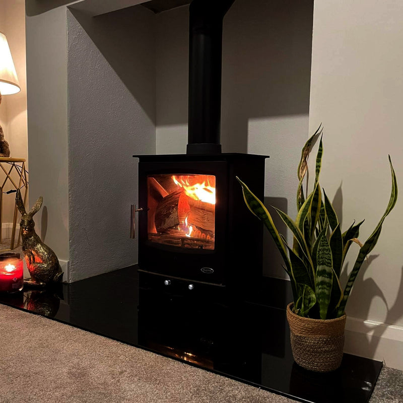 Mazona Rye Eco 7kW Multifuel Woodburning Stove, Freestanding, Eco Design Approved, Defra Approved with flames and log burners in fire place/ living area setting