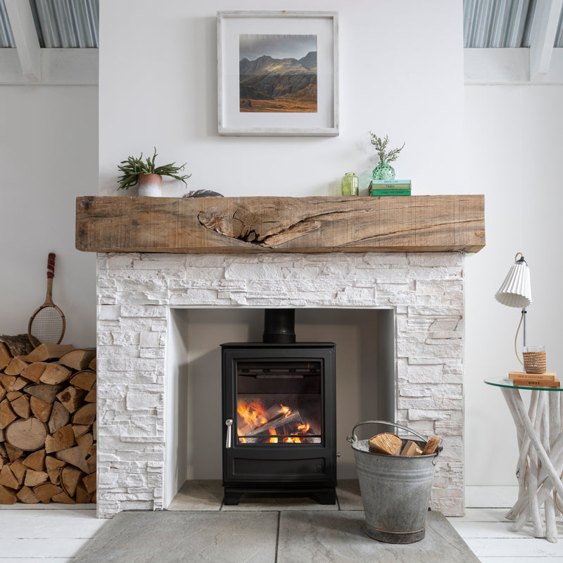 Arada Ecoburn Plus 5 kW in a white fireplace in a living room