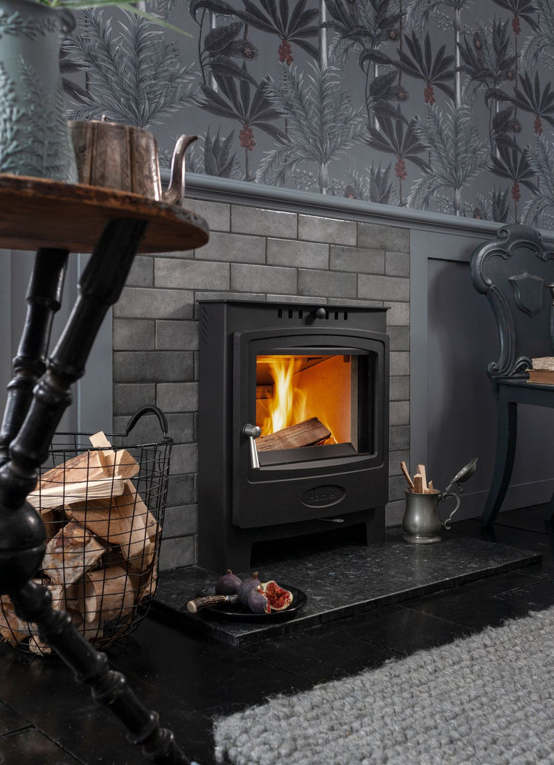 Arada Hamlet Solution Inset 5 (S4) Multi Fuel Wood Burning Stove in living area setting, flames, logs 